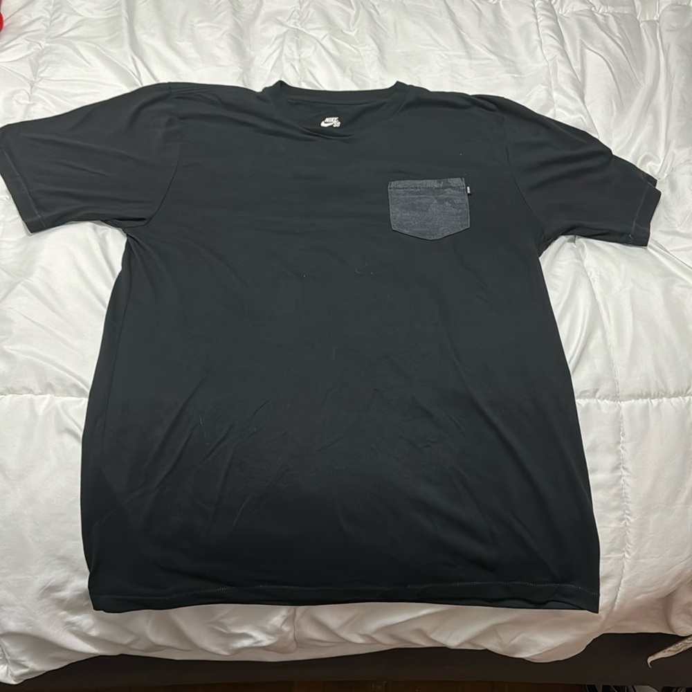 Nike SB Tshirt size L, pocket